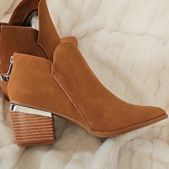 Elegant Tan Ankle Boots with Silver Detail - Picture 6 of 8